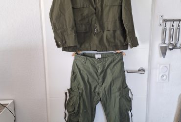 Tenue complète : veste, pantalon kaki et chaussures