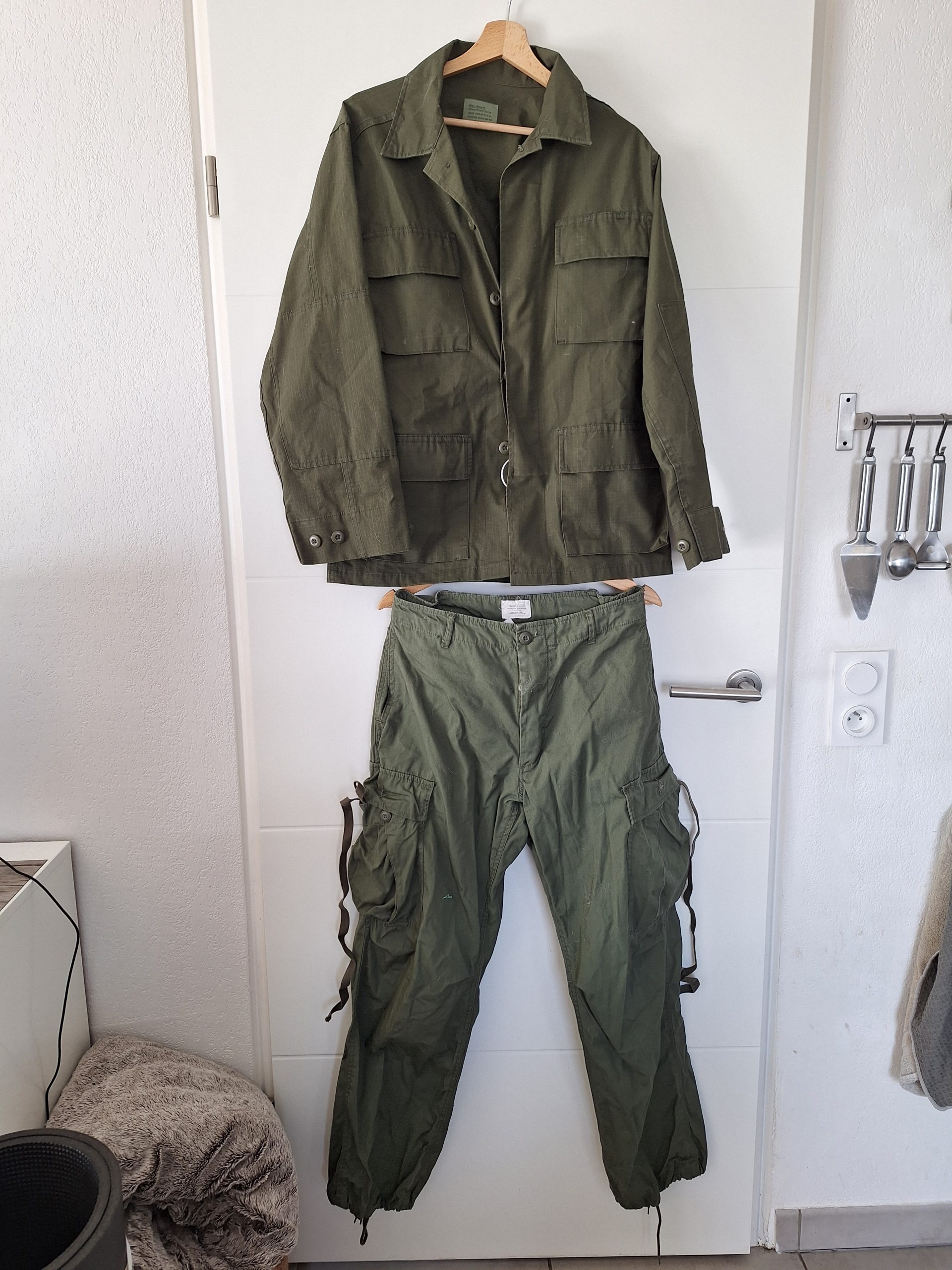 Tenue complète : veste, pantalon kaki et chaussures