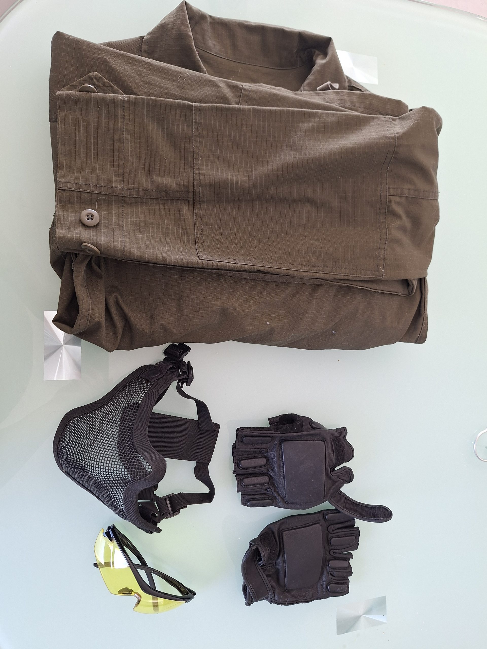 Tenue complète : veste, pantalon kaki et chaussures