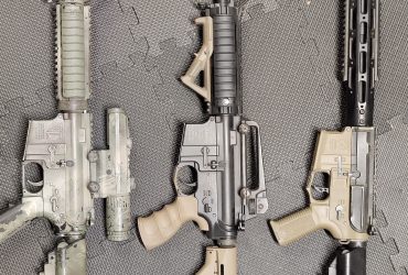 Lot de répliques et accessoires.