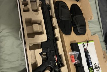 Réplique M4 à batterie + accessoire