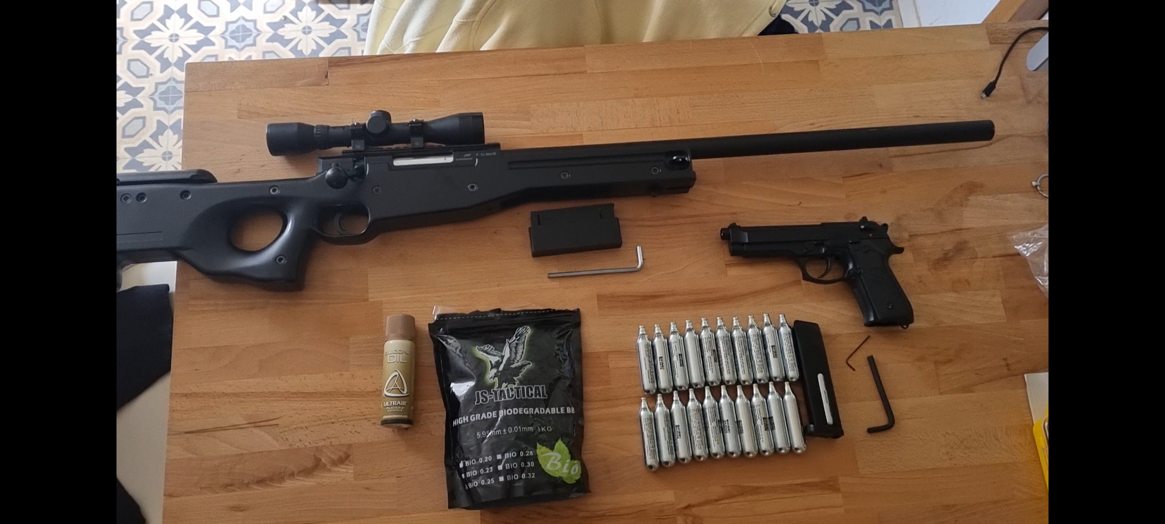 Lot de 2 airsofts (AW 308 sniper et pistolet Beretta non blowback)