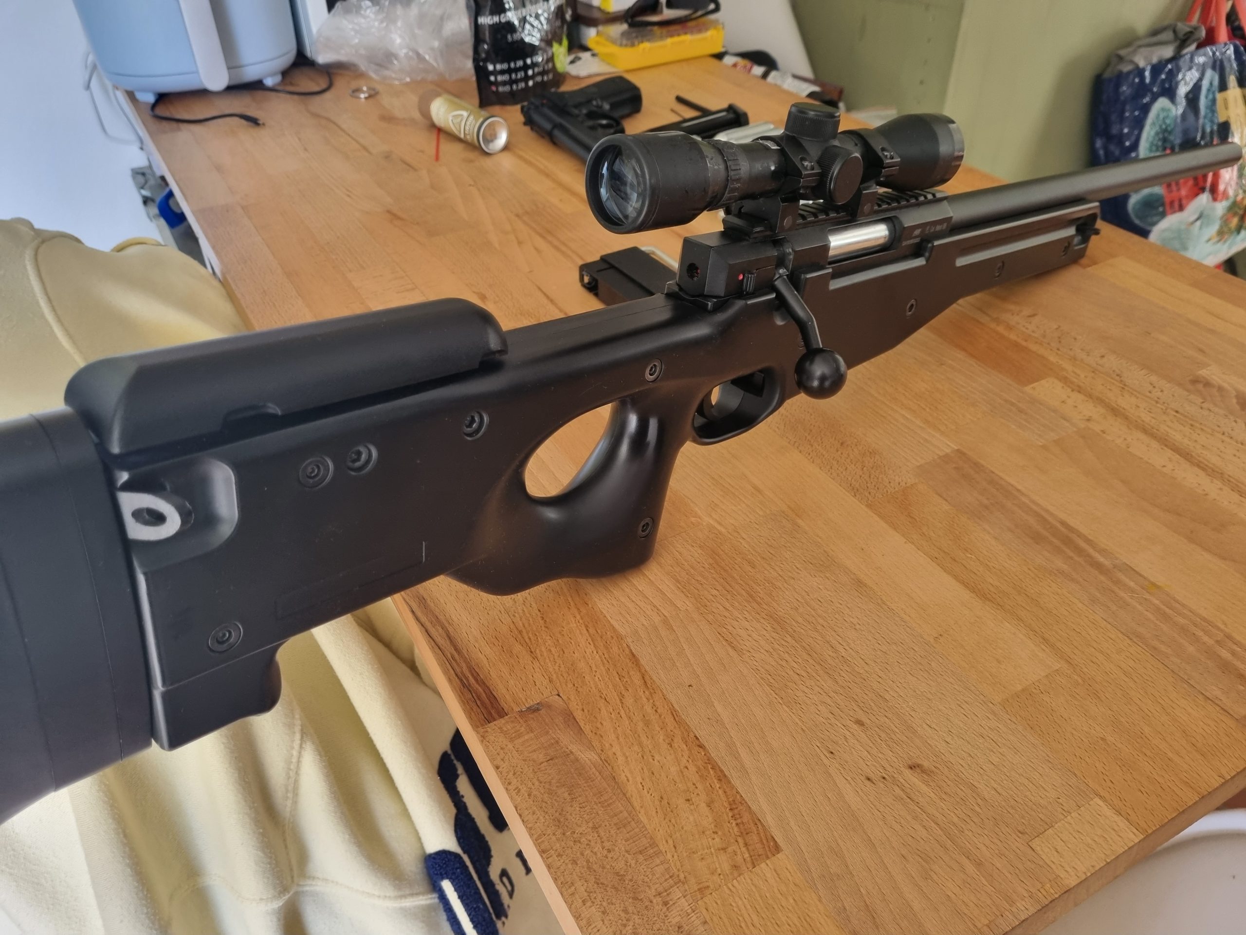 Lot de 2 airsofts (AW 308 sniper et pistolet Beretta non blowback)