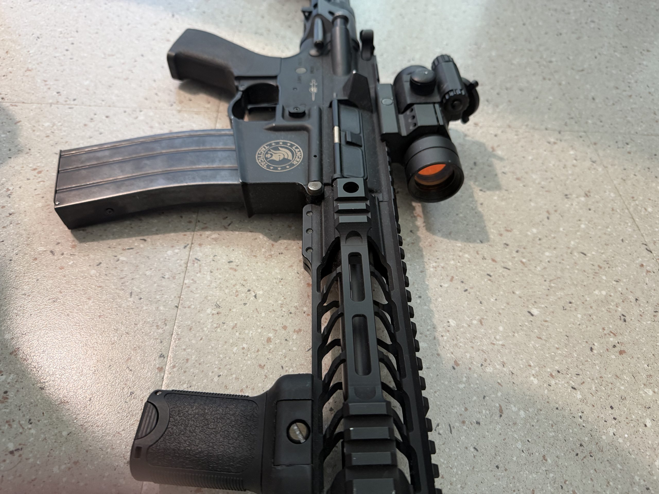 Réplique M4 LANCER TACTIRAL – Full metal /équipée – Très bon état