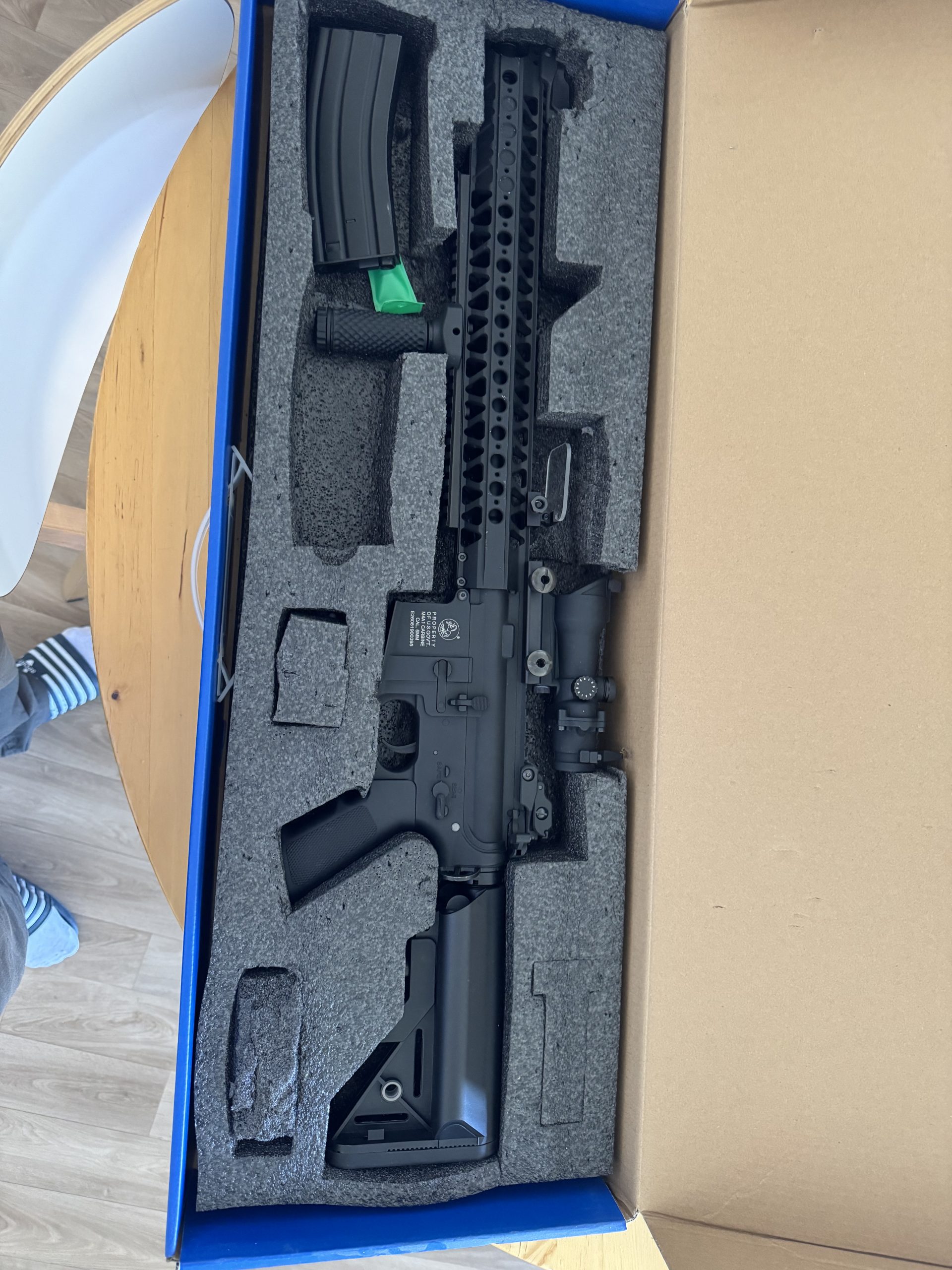 Fusil d’assaut et Glock plus accessoires