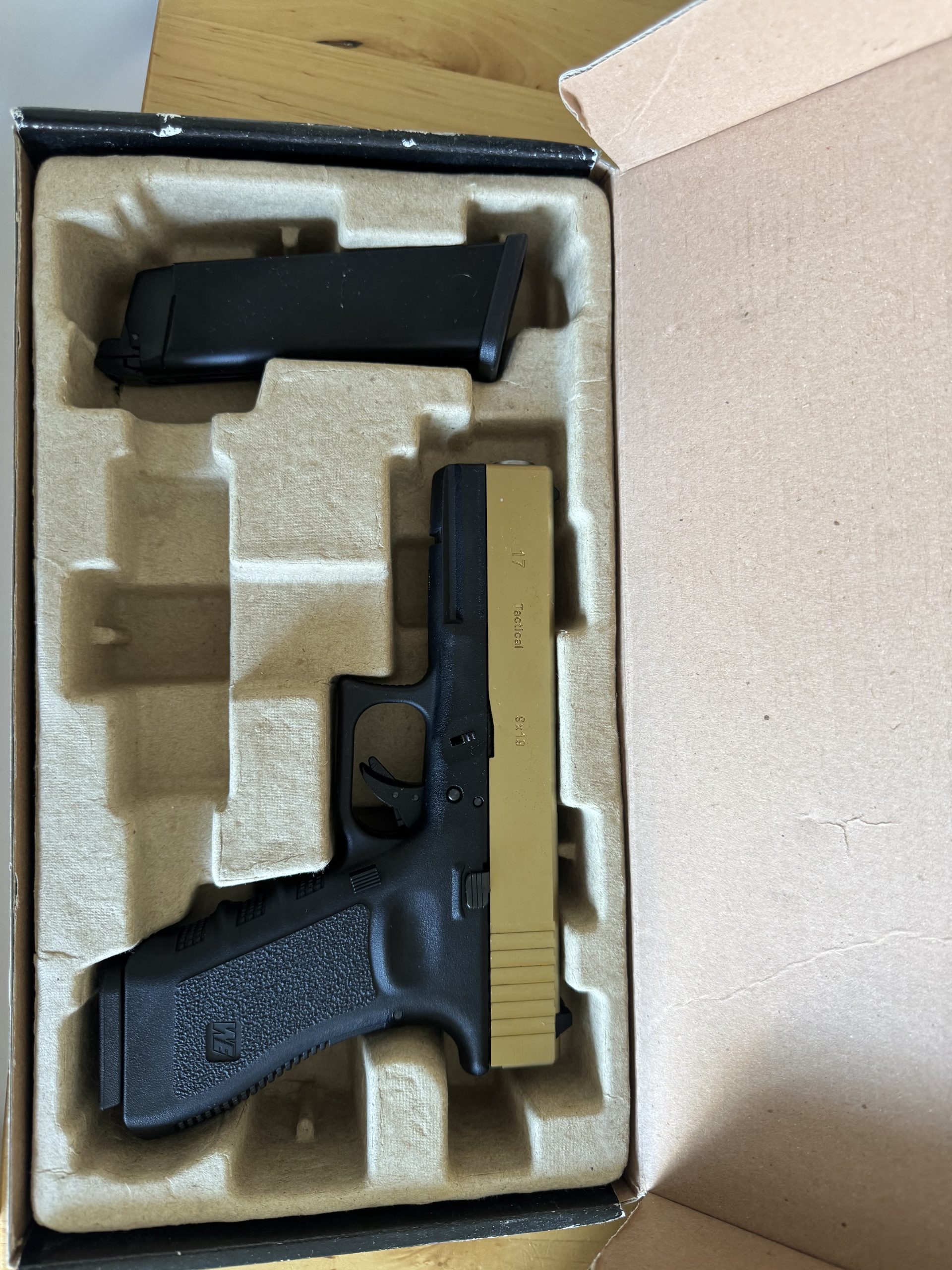 Fusil d’assaut et Glock plus accessoires