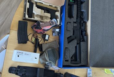 Fusil d’assaut et Glock plus accessoires