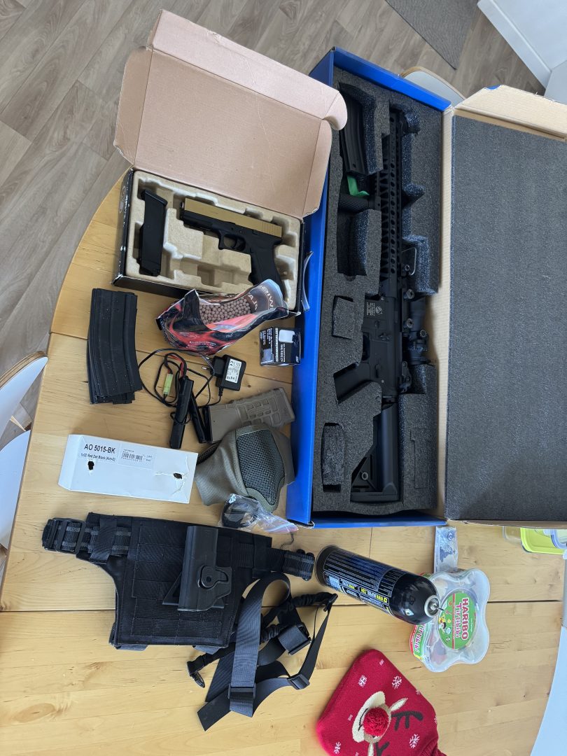Fusil d’assaut et Glock plus accessoires