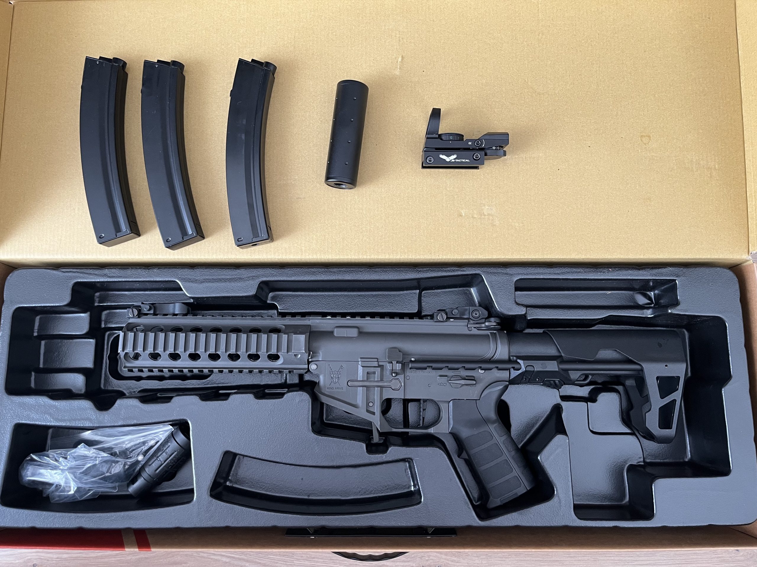 King Arms PDW 9mm SBR Shorty quasi NEUVE + 3 chargeurs + red dot + silencieux