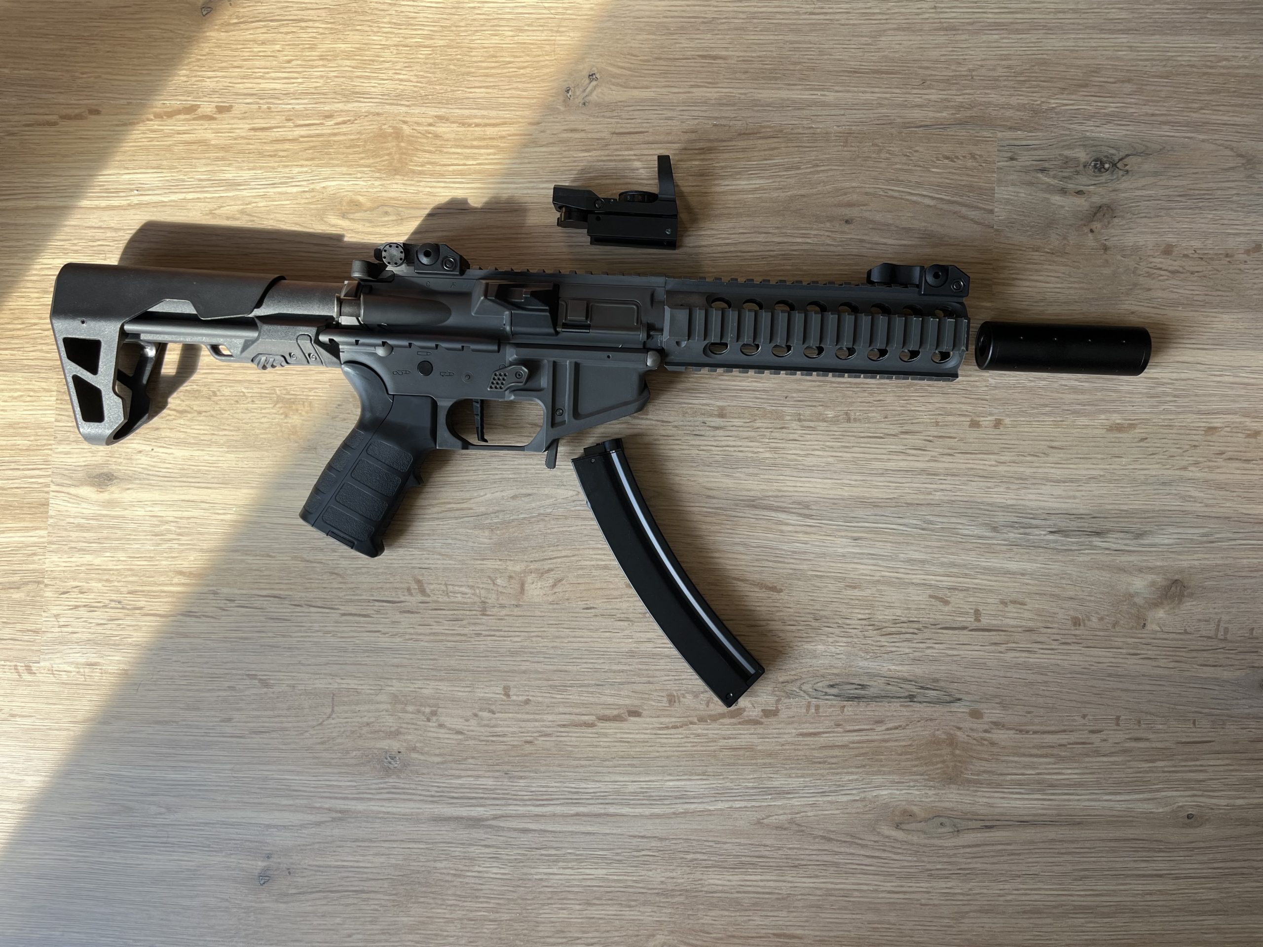 King Arms PDW 9mm SBR Shorty quasi NEUVE + 3 chargeurs + red dot + silencieux