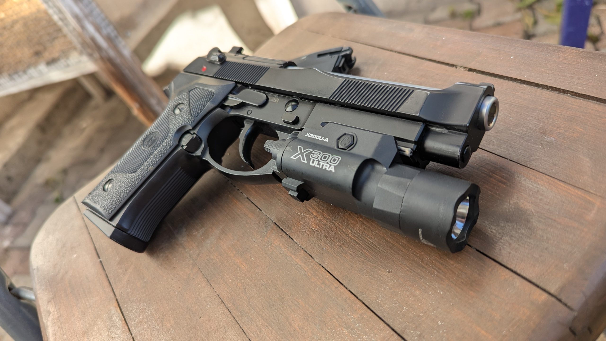 Beretta M9A1 & 2 chargeurs (+lampe)