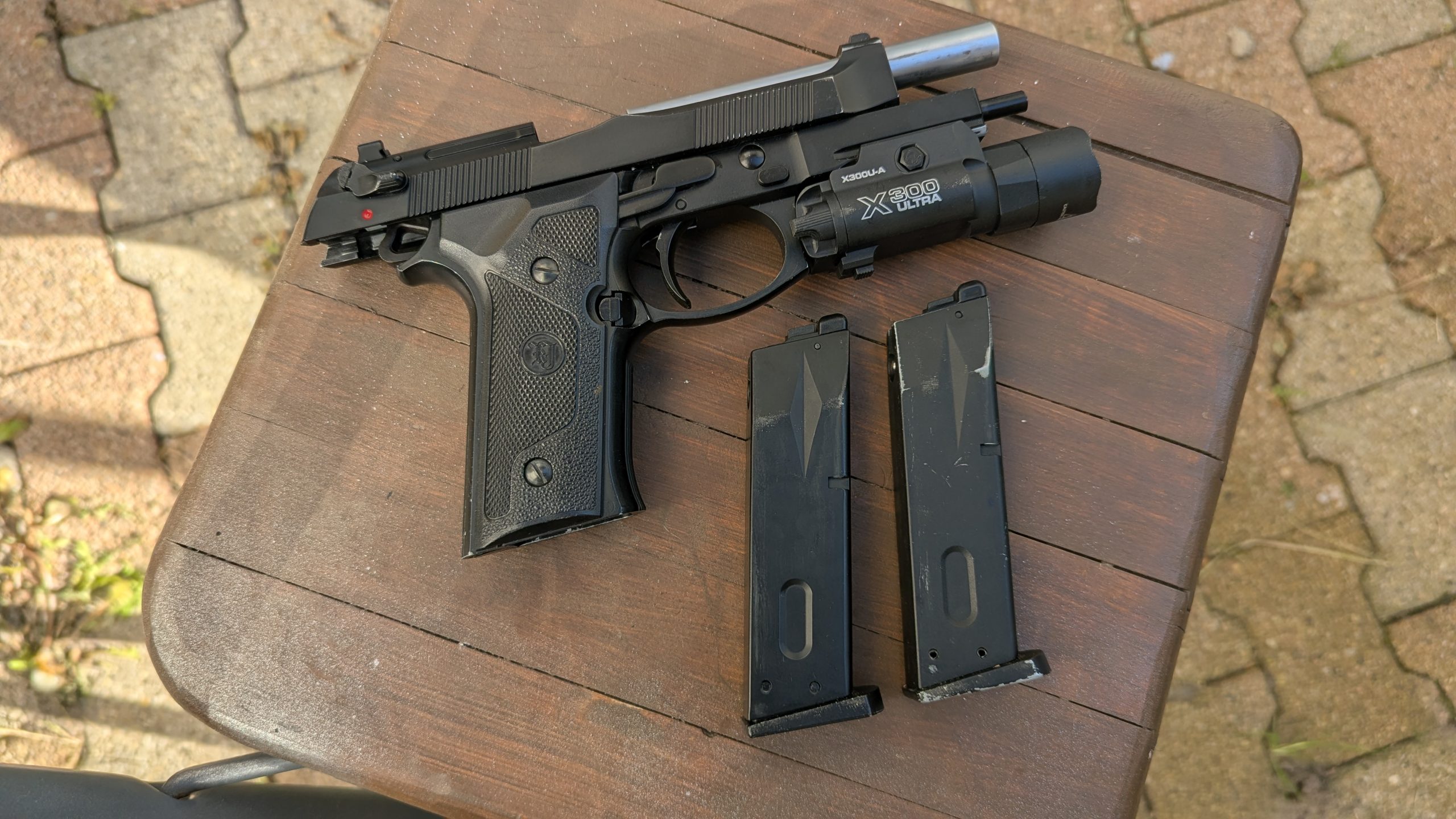 Beretta M9A1 & 2 chargeurs (+lampe)