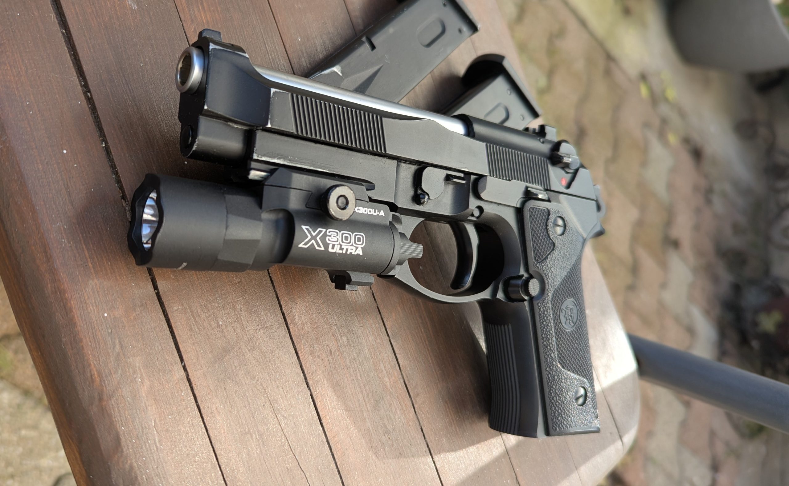 Beretta M9A1 & 2 chargeurs (+lampe)