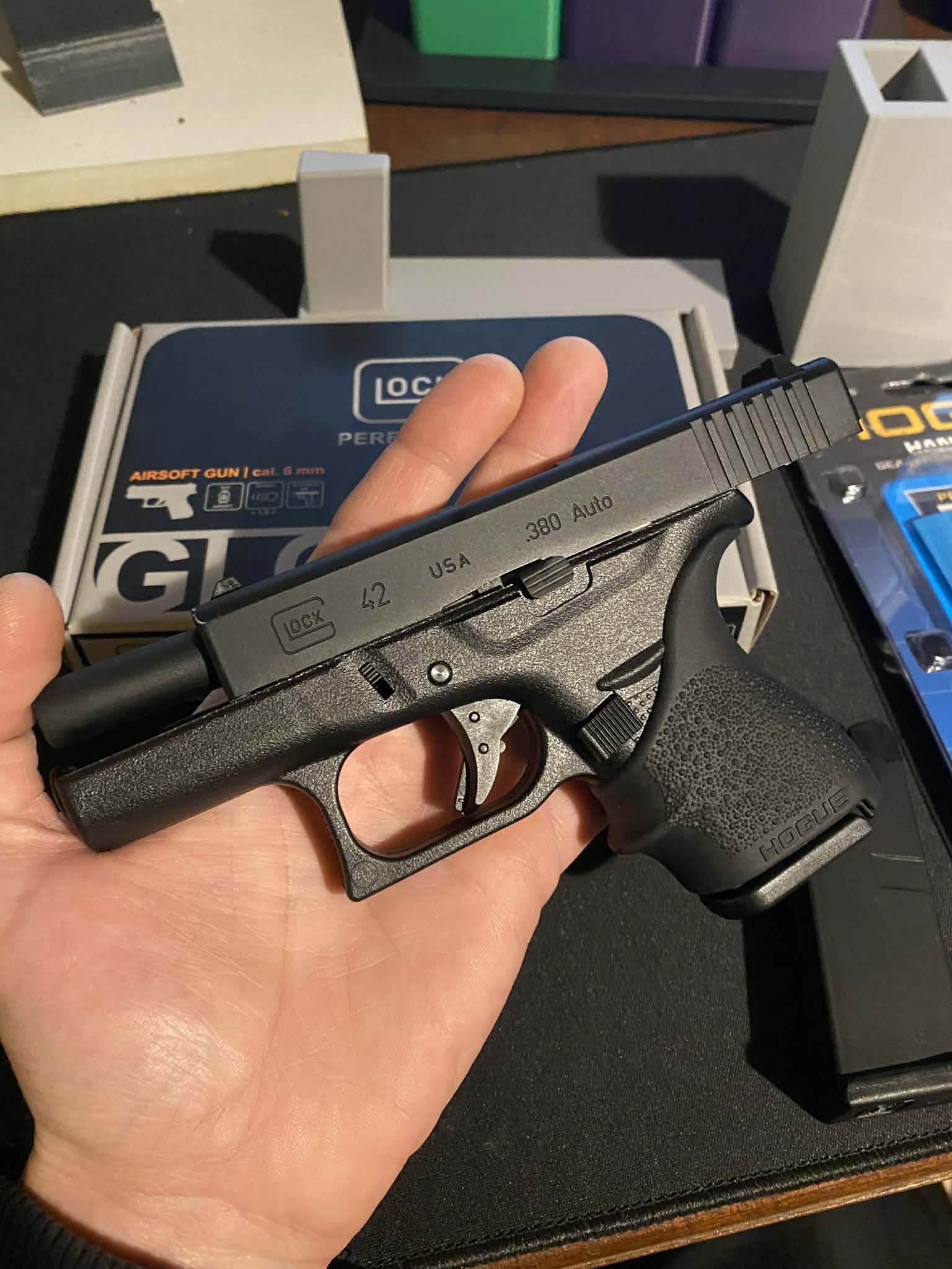 Glock 42 umarex neuf avec un chargeur supplémentaire neuf,un grip Hogue neuf