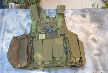 Lot gilet tactique couleur olive, équipé intégralement avec poches MOLLE