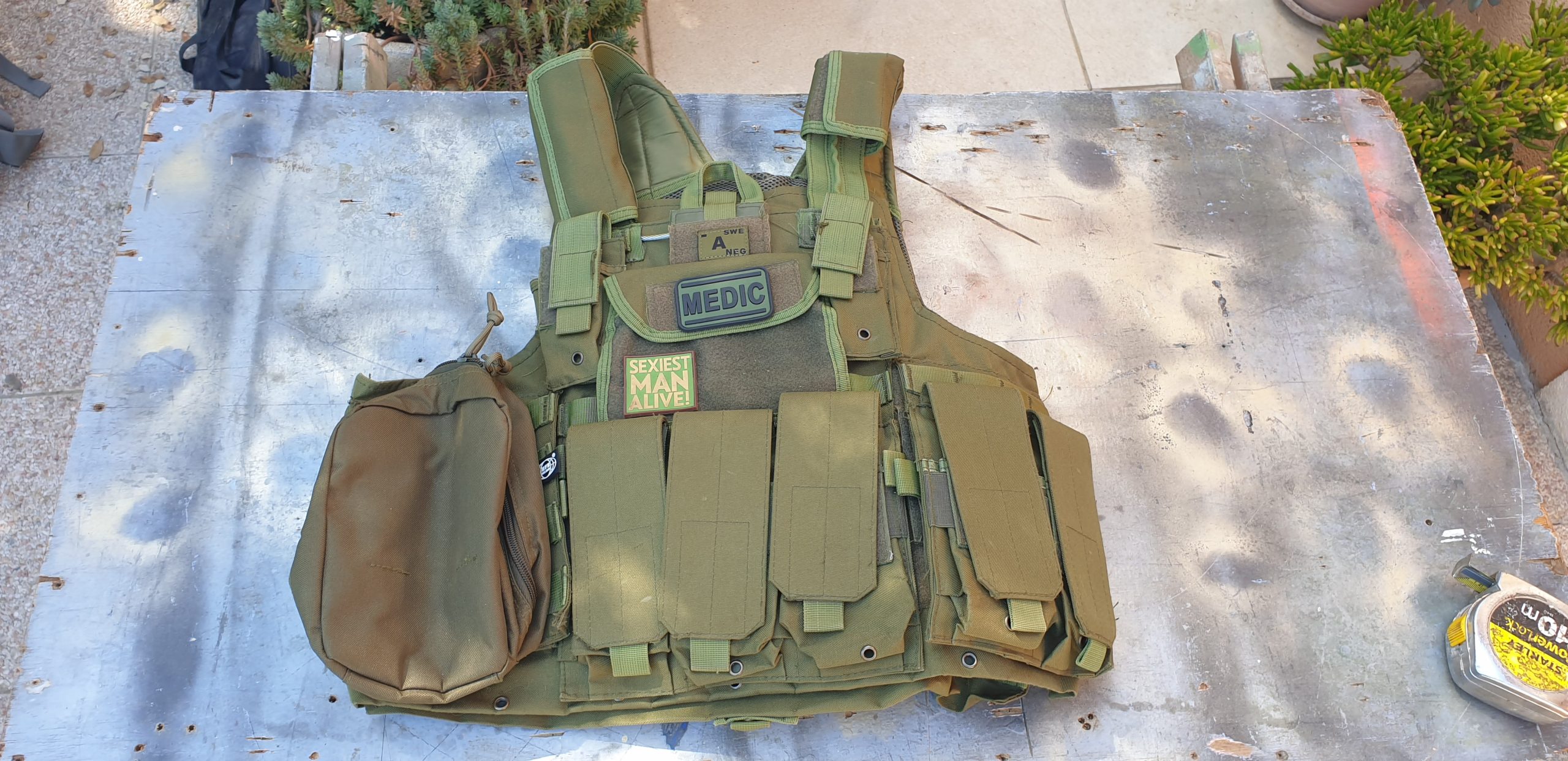 Lot gilet tactique couleur olive, équipé intégralement avec poches MOLLE