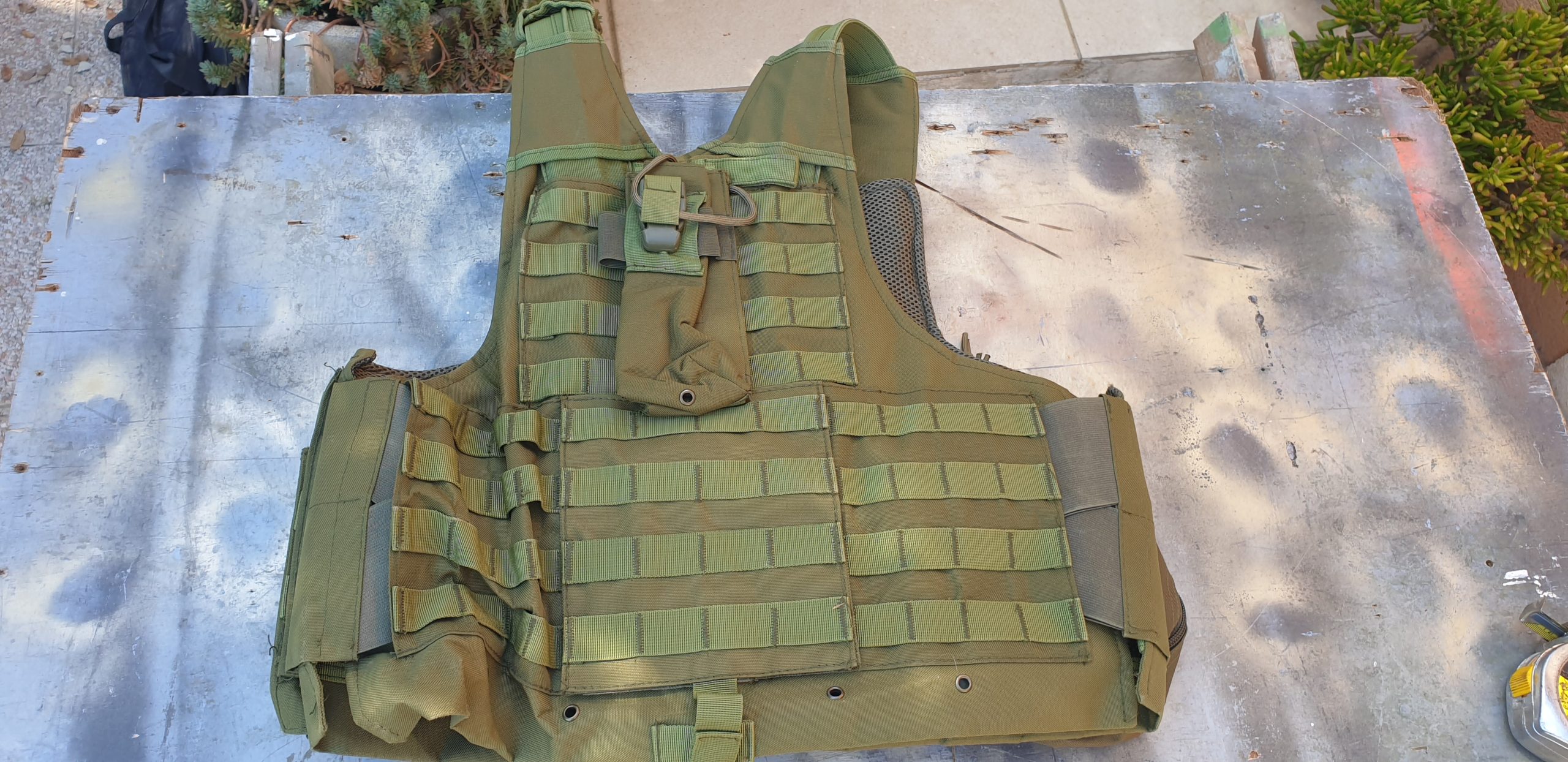 Lot gilet tactique couleur olive, équipé intégralement avec poches MOLLE