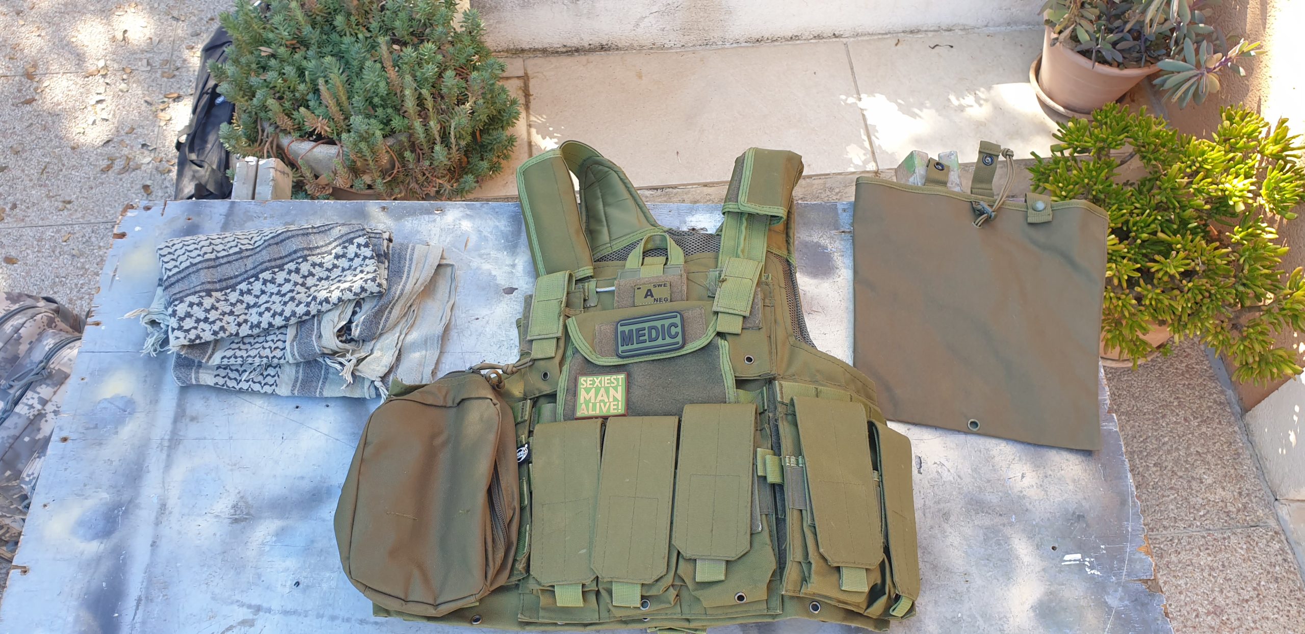 Lot gilet tactique couleur olive, équipé intégralement avec poches MOLLE