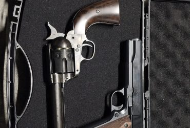 LOT COLT 1911 CLASSIC ET COLT SAA 45 PAECEMAKER FINITION VIEILLIE CO2