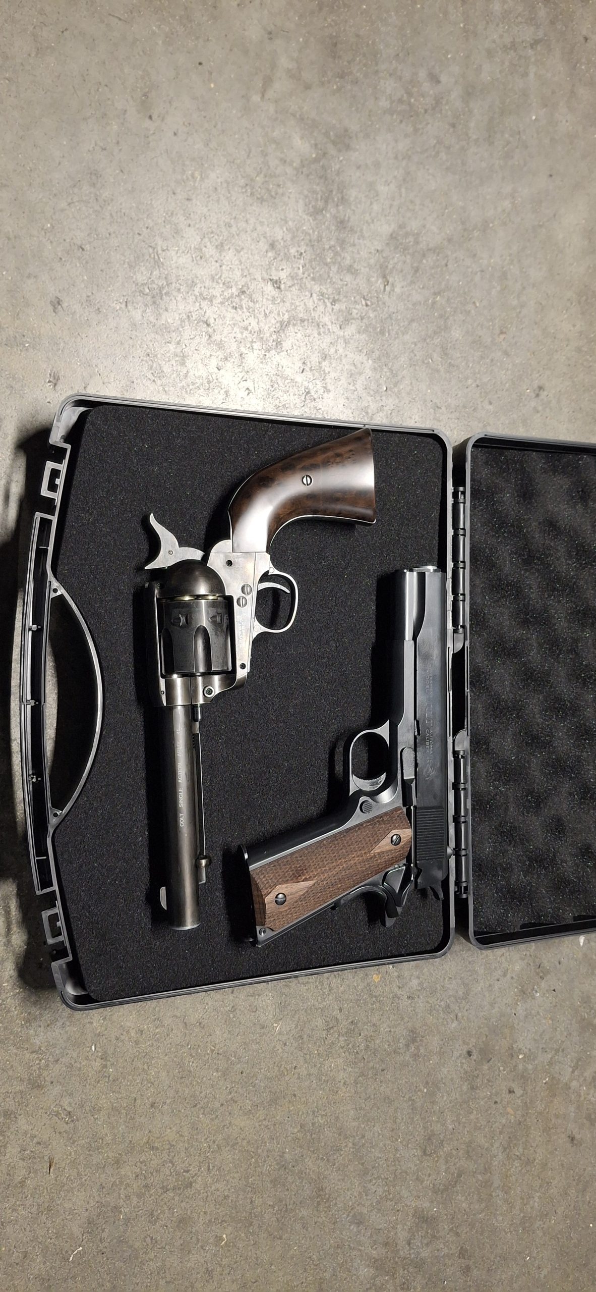 LOT COLT 1911 CLASSIC ET COLT SAA 45 PAECEMAKER FINITION VIEILLIE CO2