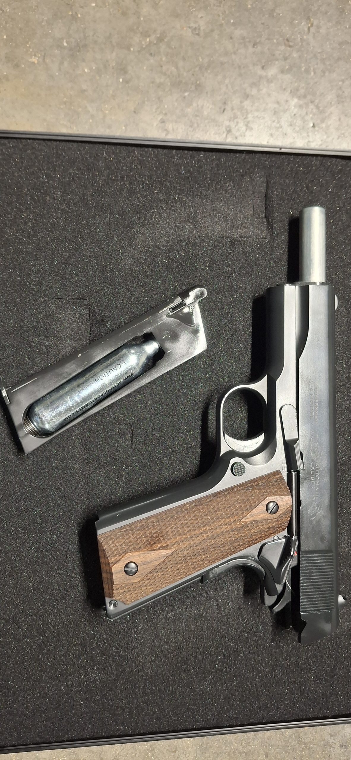 LOT COLT 1911 CLASSIC ET COLT SAA 45 PAECEMAKER FINITION VIEILLIE CO2