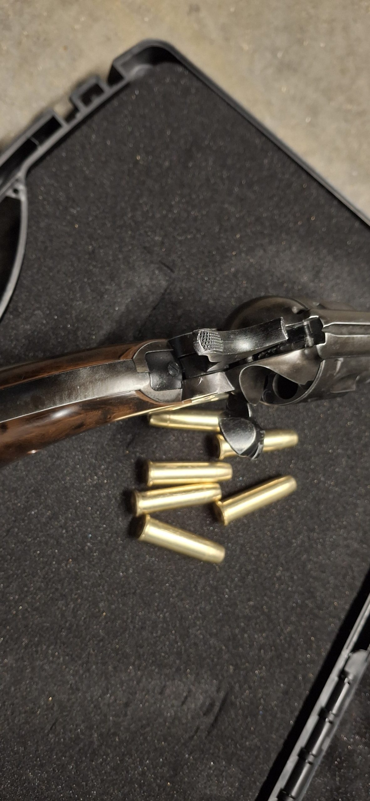 LOT COLT 1911 CLASSIC ET COLT SAA 45 PAECEMAKER FINITION VIEILLIE CO2