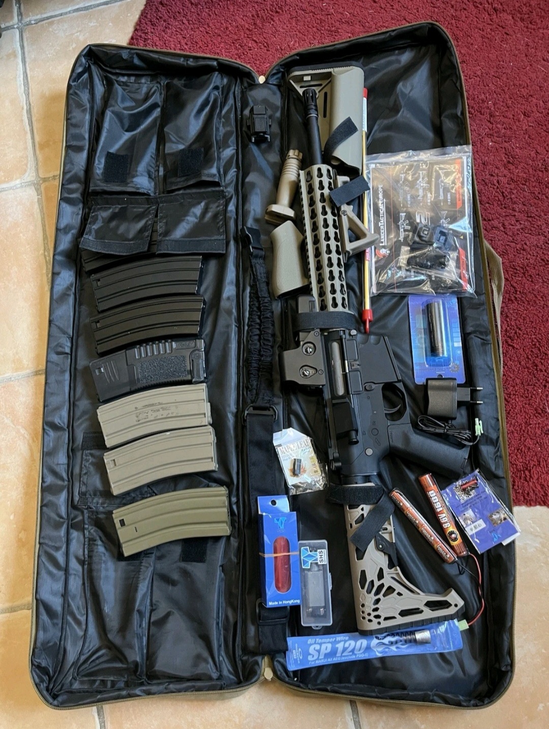 Réplique Airsoft type M4 / AR15 full pack + accessoires + chargeurs