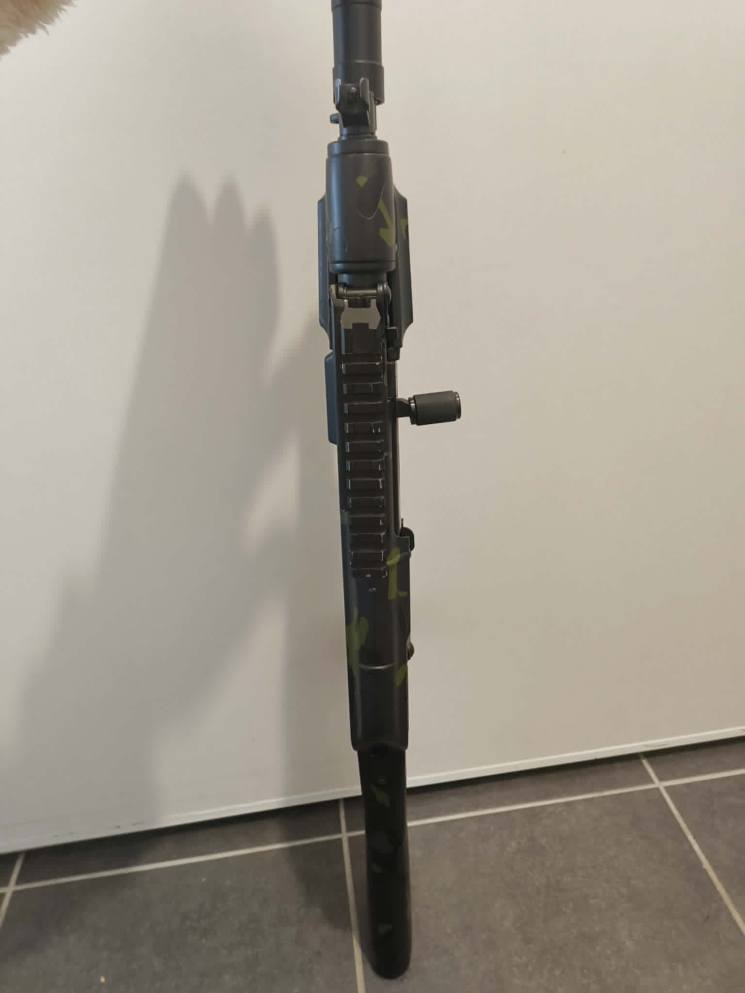 AK Spetsnaz CYMA Airsoft Custom Camo + Rail Viseur & Accessoire Charge Handle – Très bon état