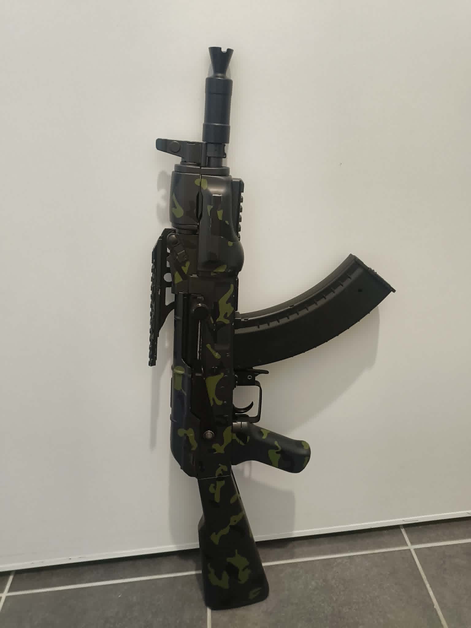 AK Spetsnaz CYMA Airsoft Custom Camo + Rail Viseur & Accessoire Charge Handle – Très bon état