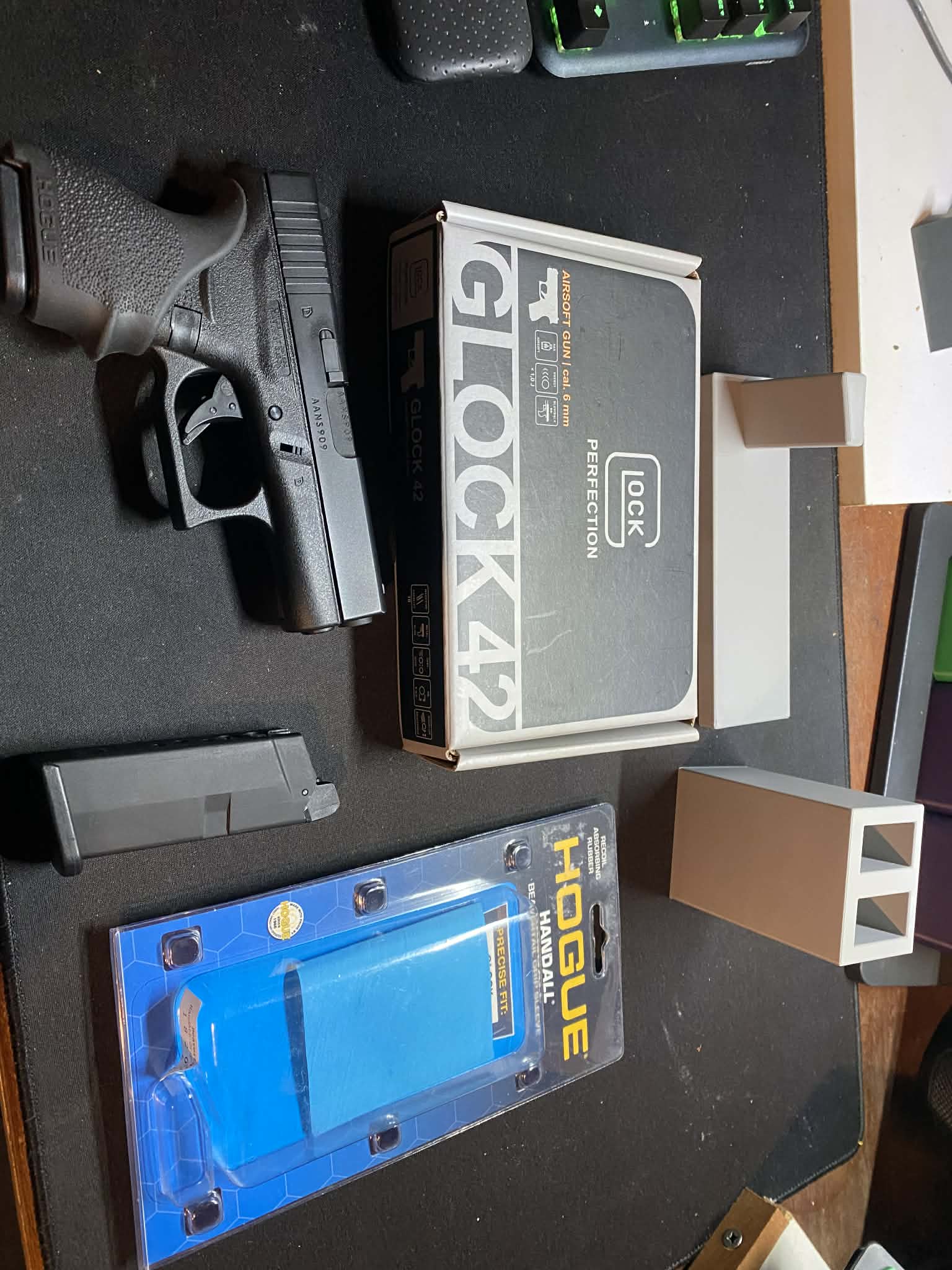 Glock 42 umarex neuf avec un chargeur supplémentaire neuf,un grip Hogue neuf et supports 3D