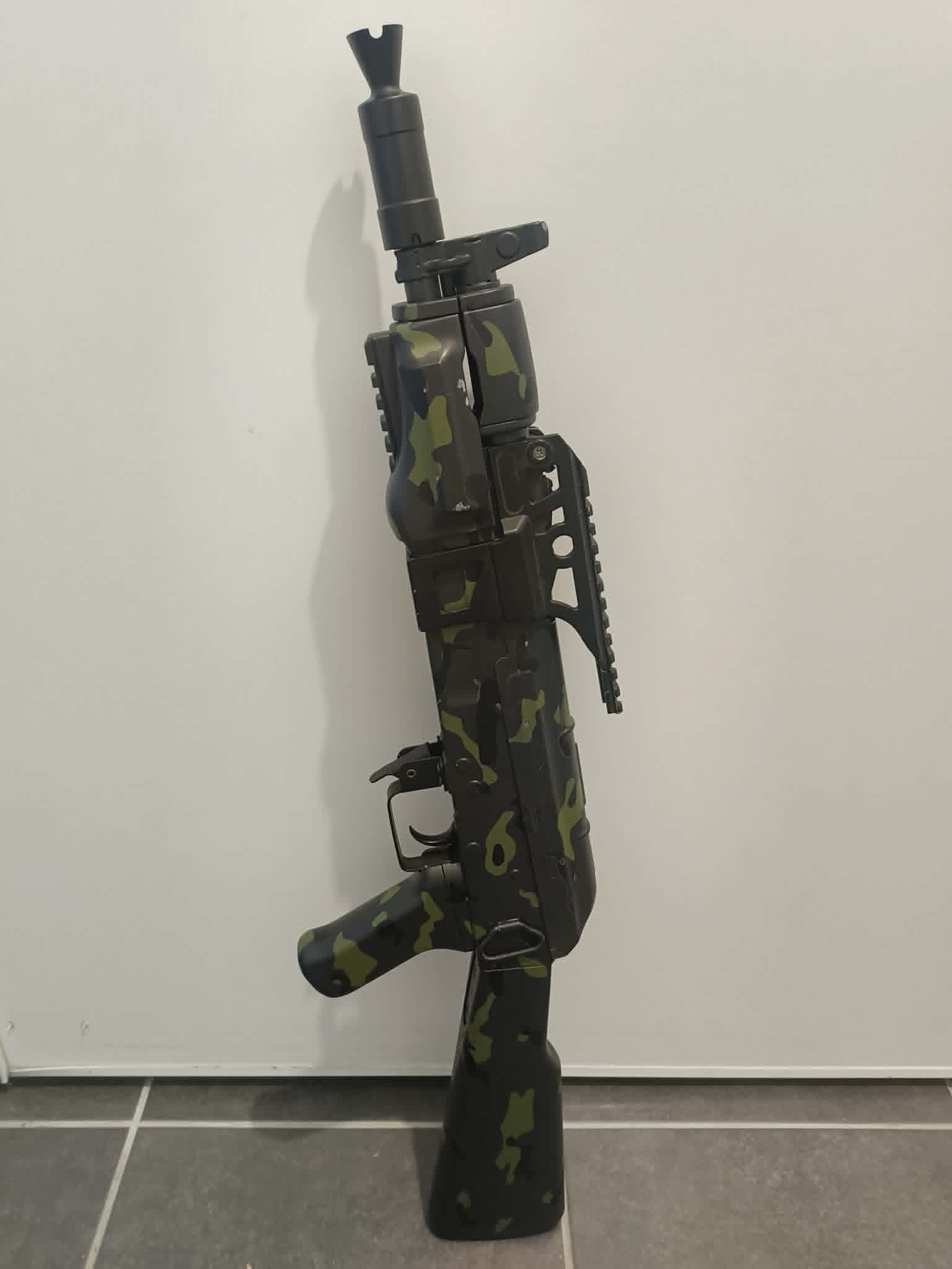 AK Spetsnaz CYMA Airsoft Custom Camo + Rail Viseur & Accessoire Charge Handle – Très bon état