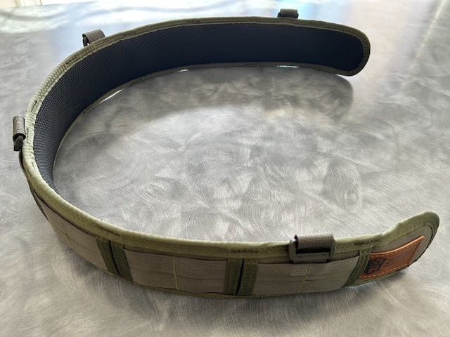 ceinture de combat "slim-grip slotted" de chez HSGI et porte-chargeurs