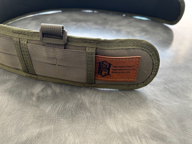 ceinture de combat "slim-grip slotted" de chez HSGI et porte-chargeurs