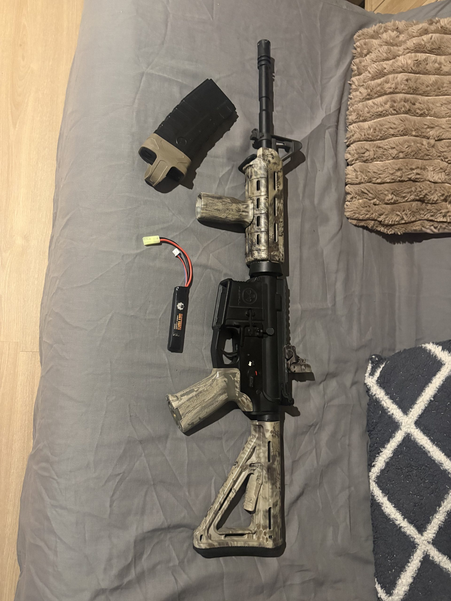 Réplique Airsoft M4 AEG custom type Magpul / MOE