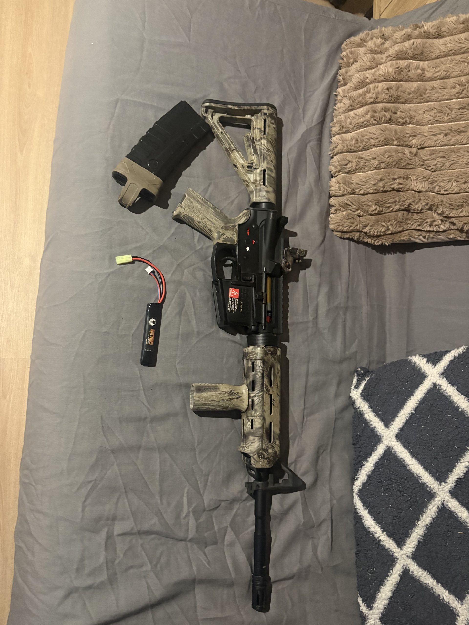 Réplique Airsoft M4 AEG custom type Magpul / MOE