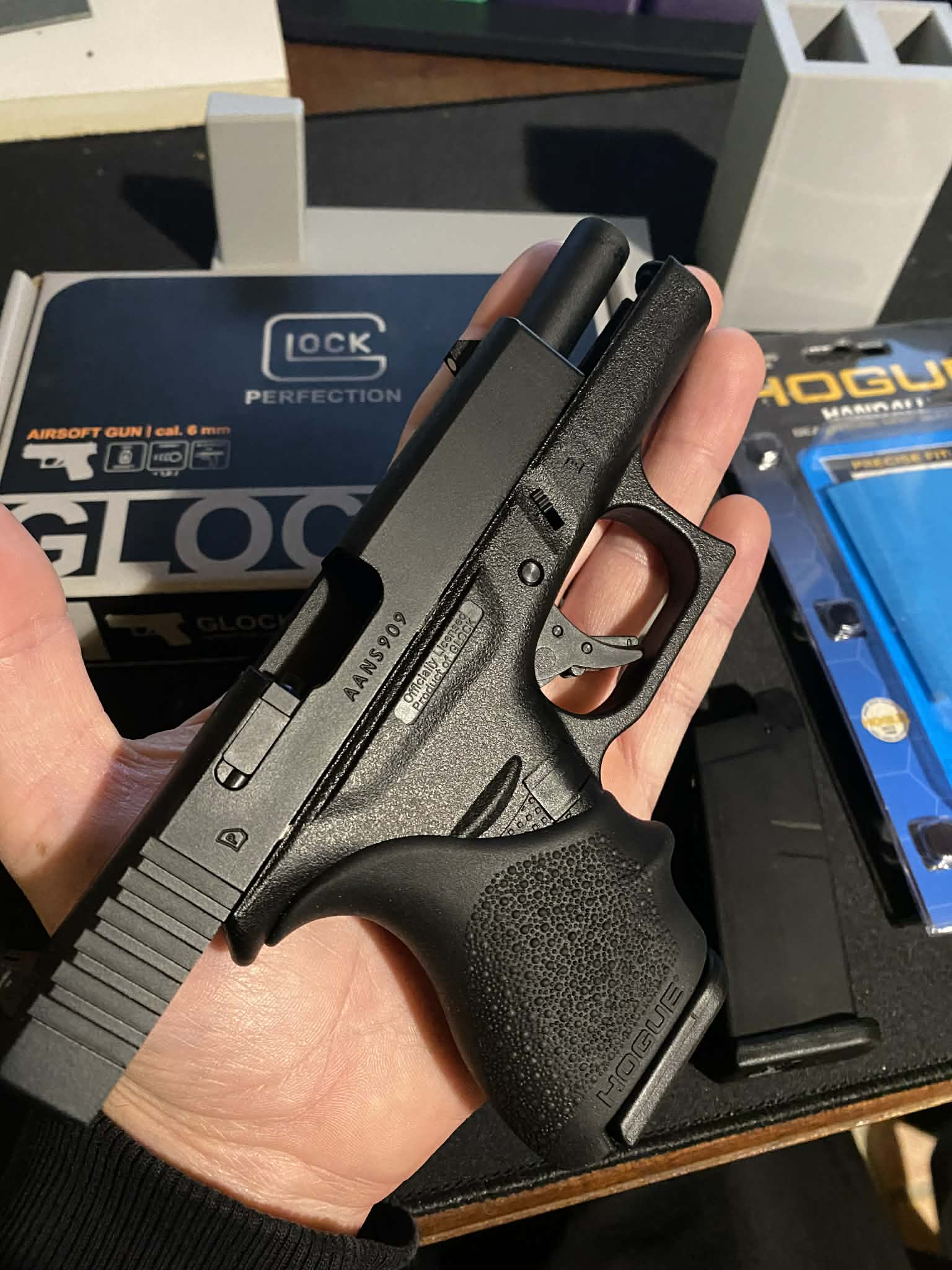 Glock 42 umarex neuf avec un chargeur supplémentaire neuf,un grip Hogue neuf et supports 3D
