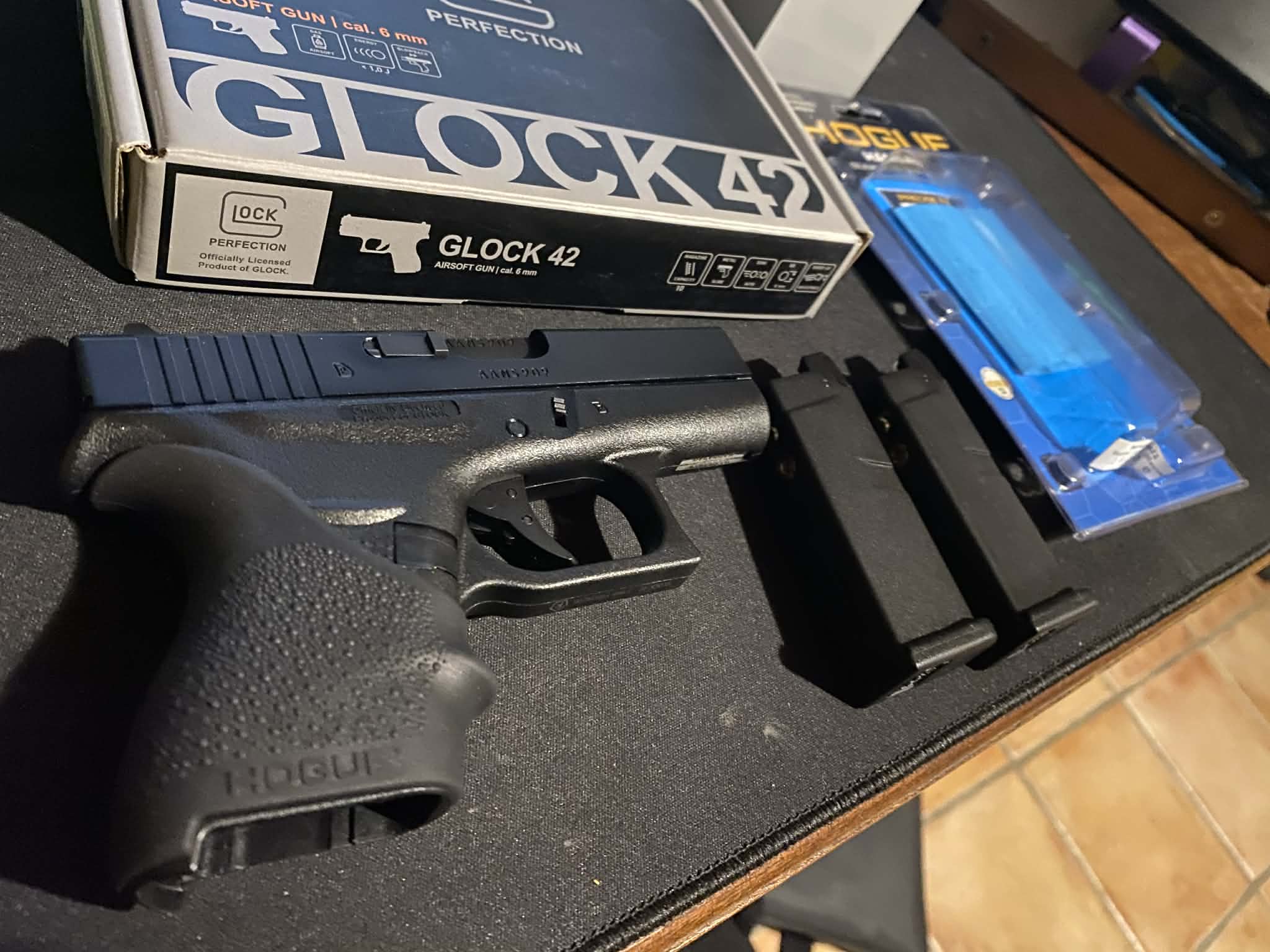 Glock 42 umarex neuf avec un chargeur supplémentaire neuf,un grip Hogue neuf et supports 3D