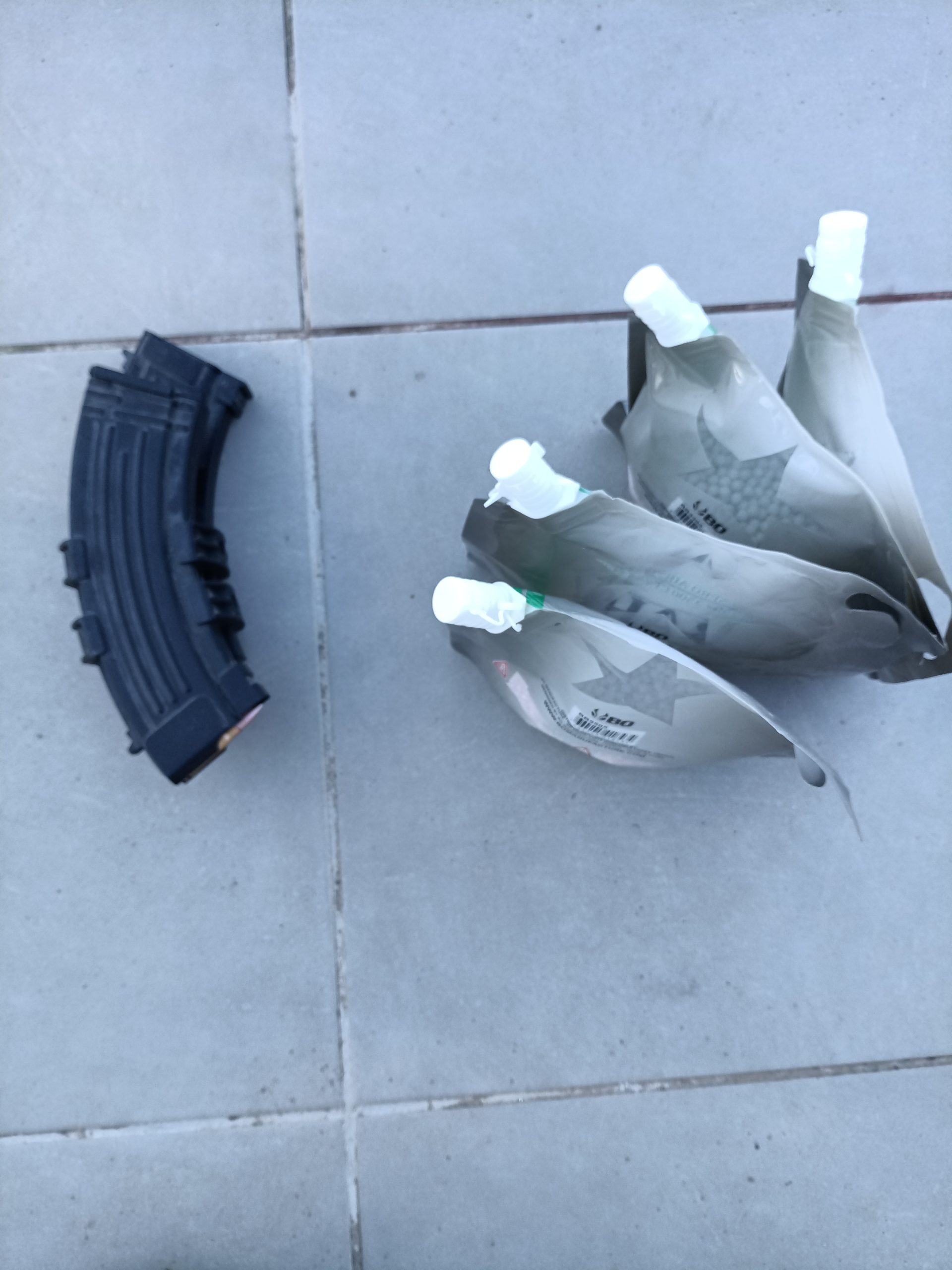 Réplique d'airsoft AK-47 et accessoires