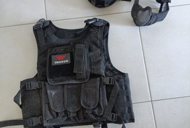 Gilet tactique, casque, masque mâchoire