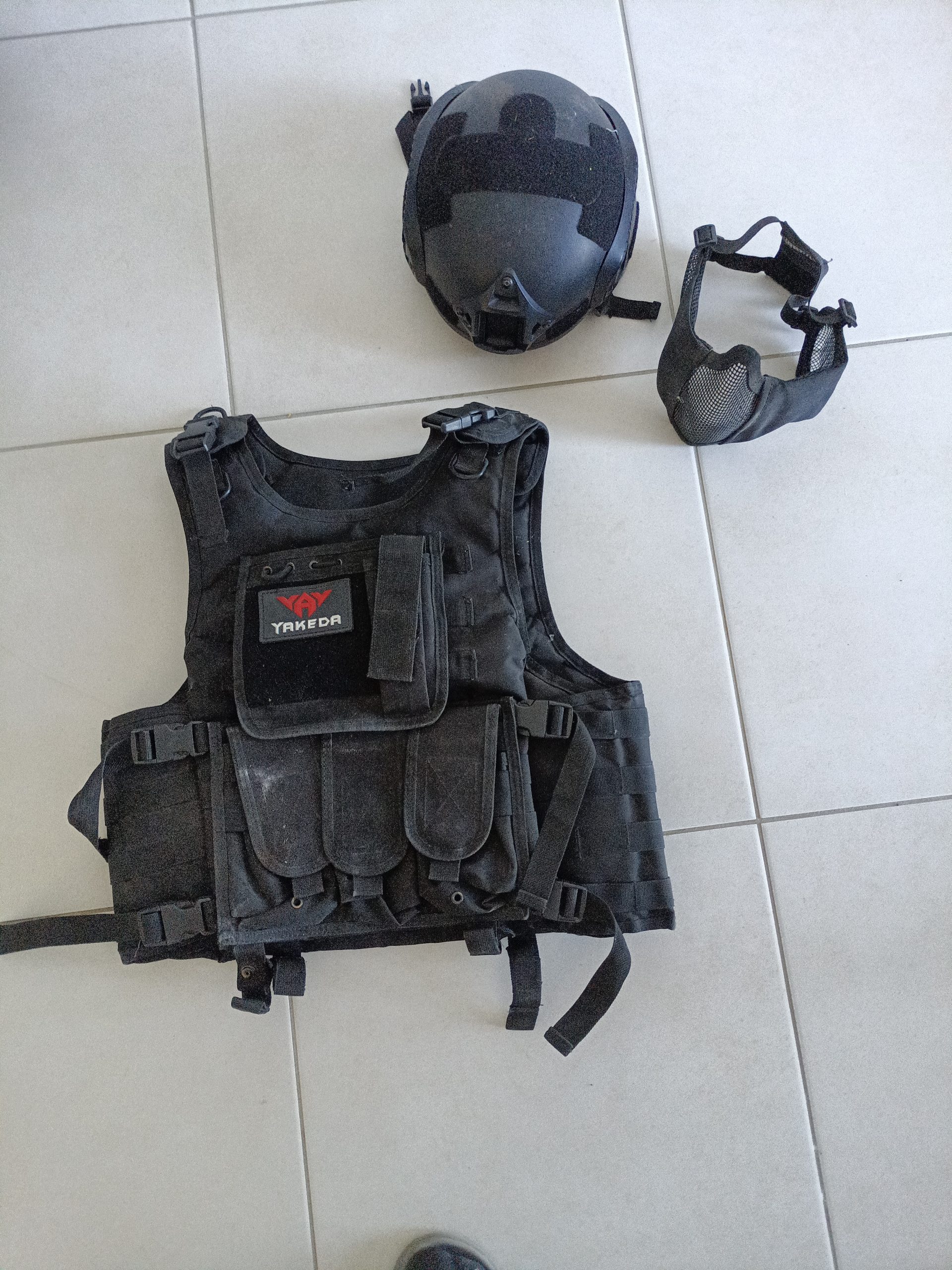 Gilet tactique, casque, masque mâchoire