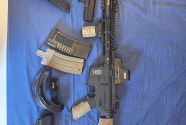 Vend lot airsoft fusil d’assault avec accessoire + glock 17gen4