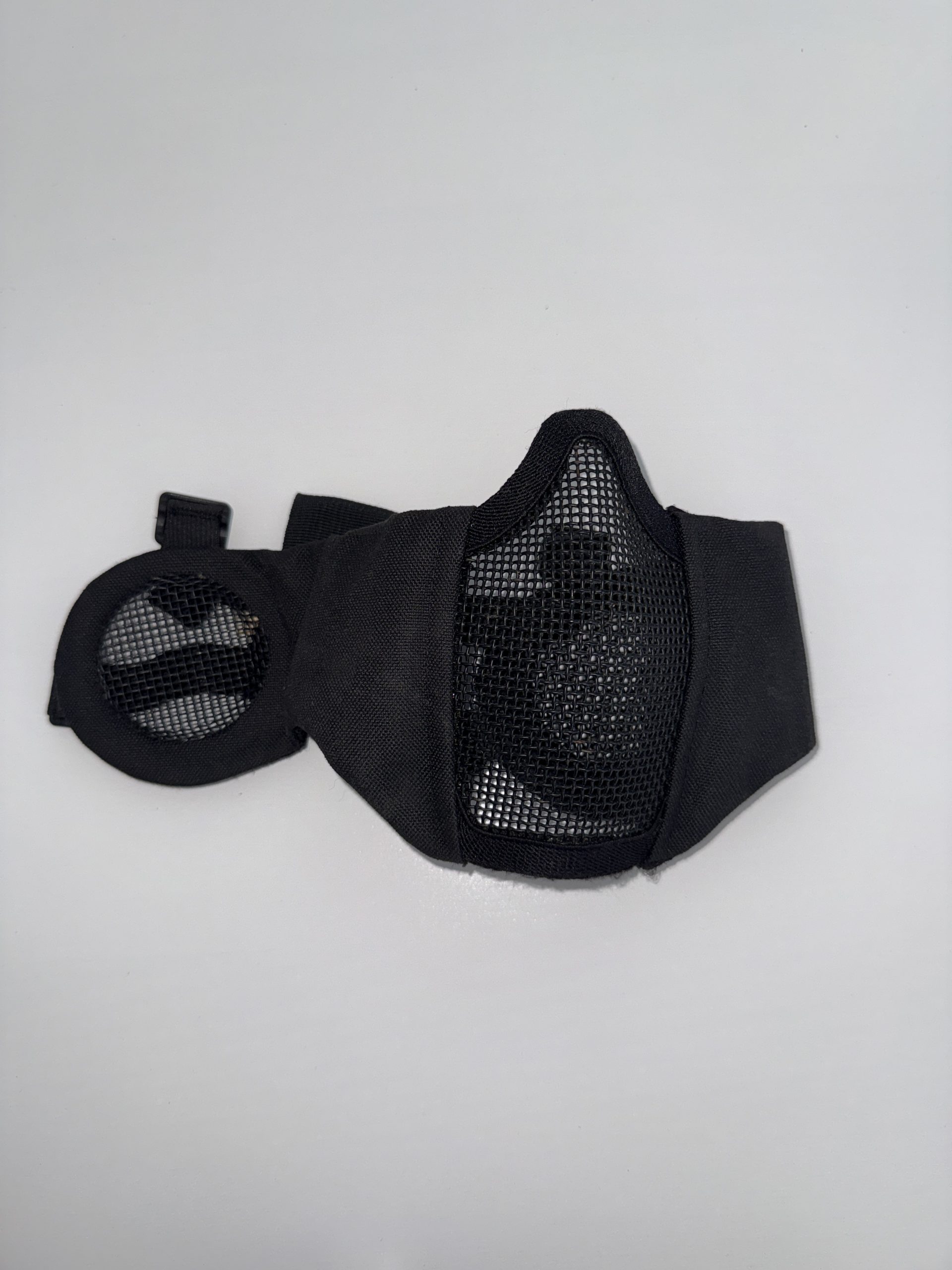 Masque grillagé avec protection pour oreilles – Noir