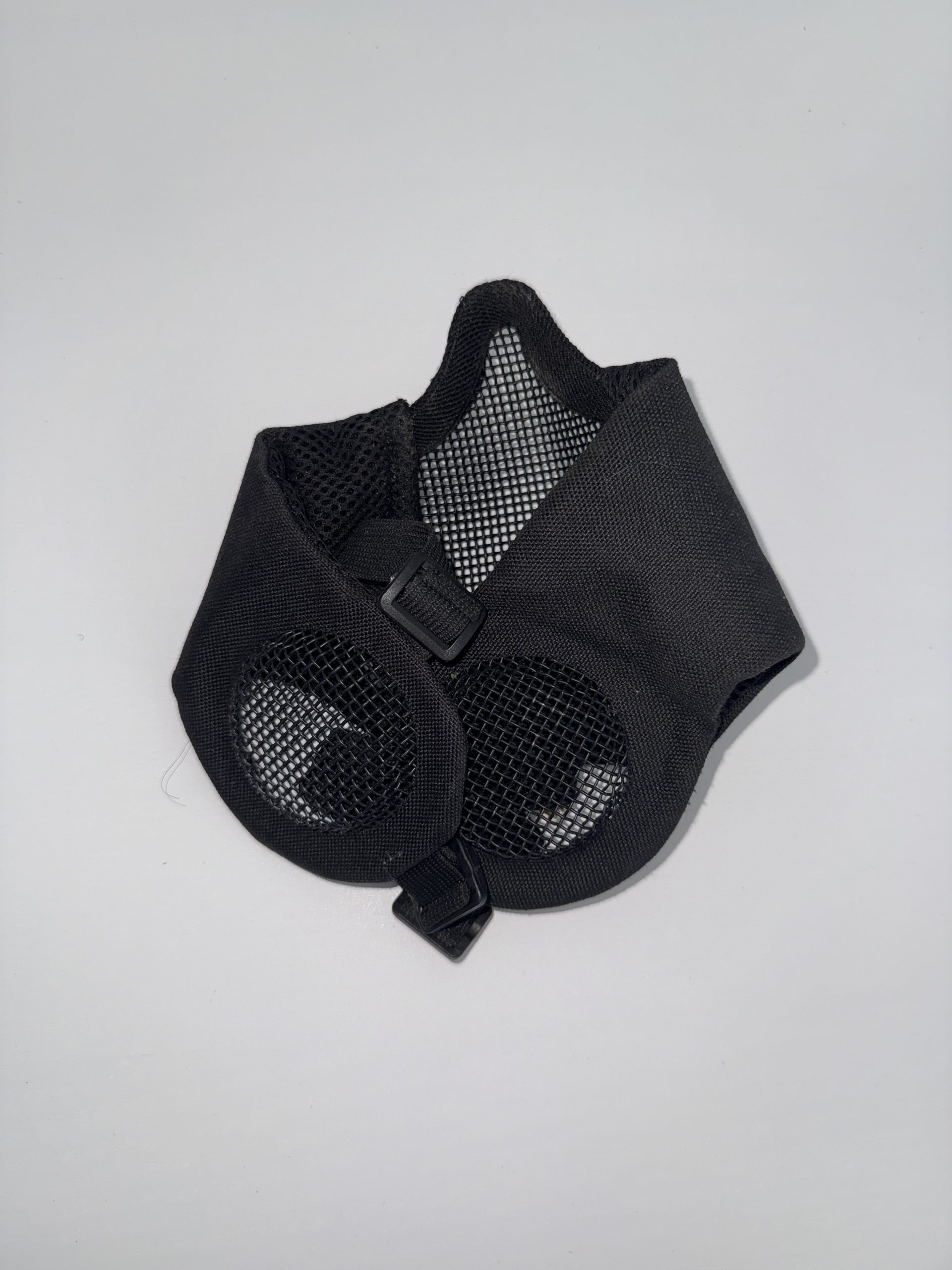 Masque grillagé avec protection pour oreilles – Noir