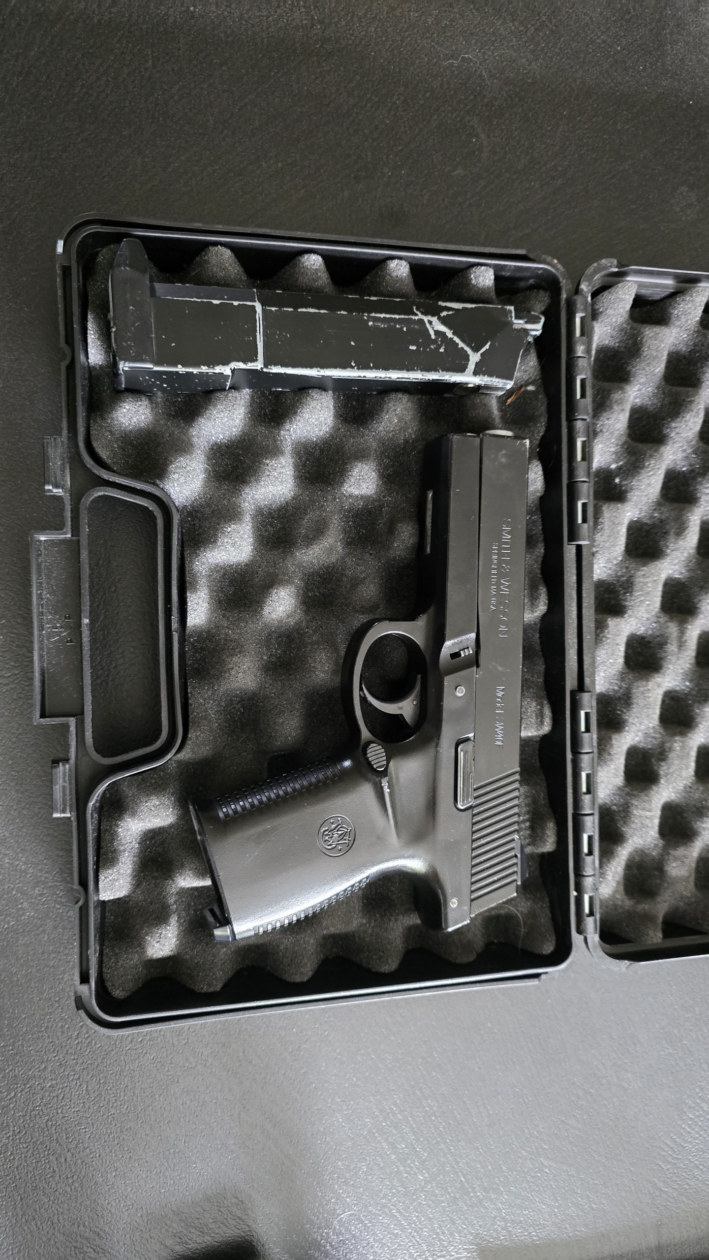 Réplique Smith & Wesson (Sigma SW40F) + mallette