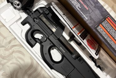 FN P90 avec accessoires et tenue