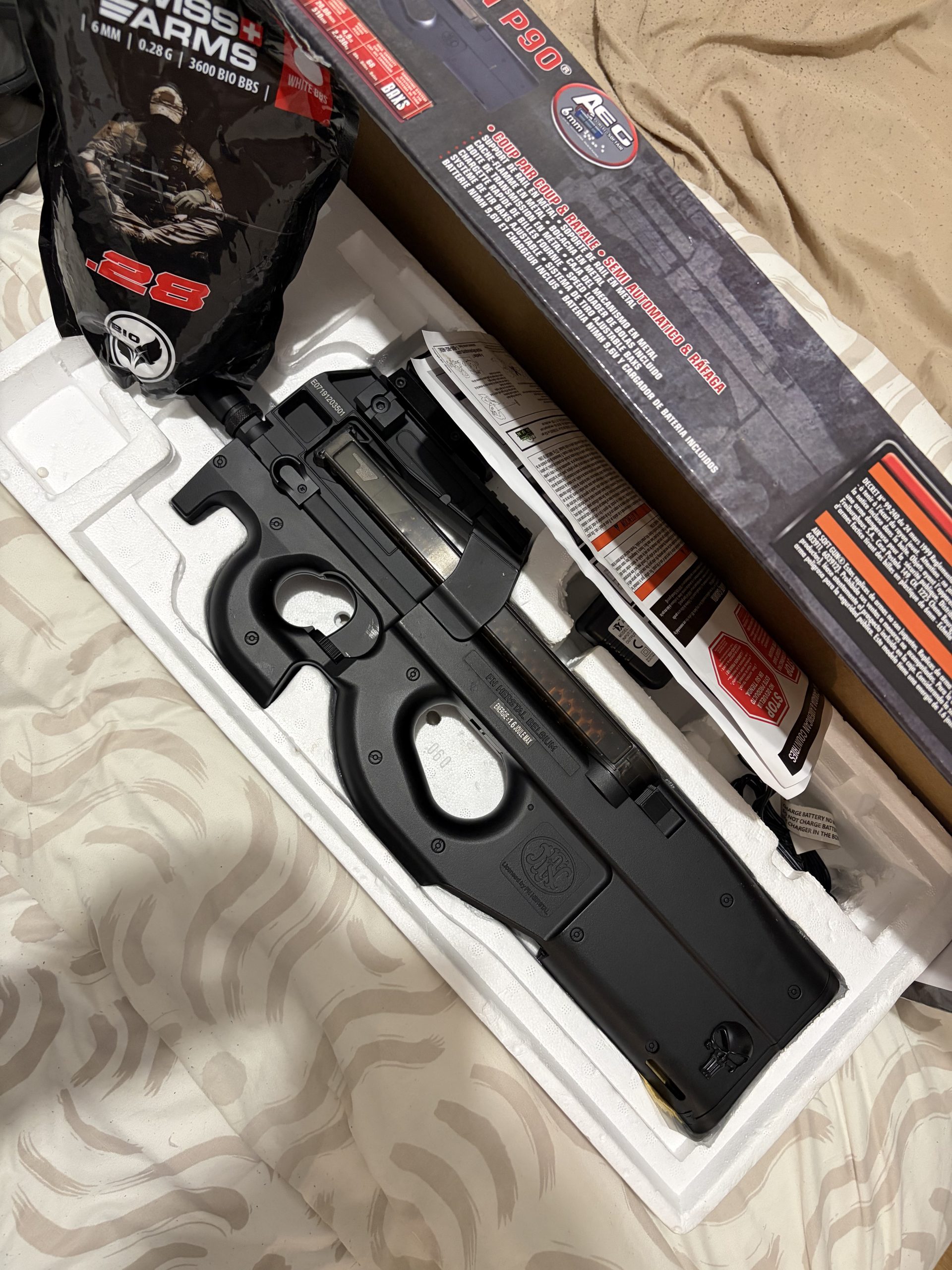 FN P90 avec accessoires et tenue