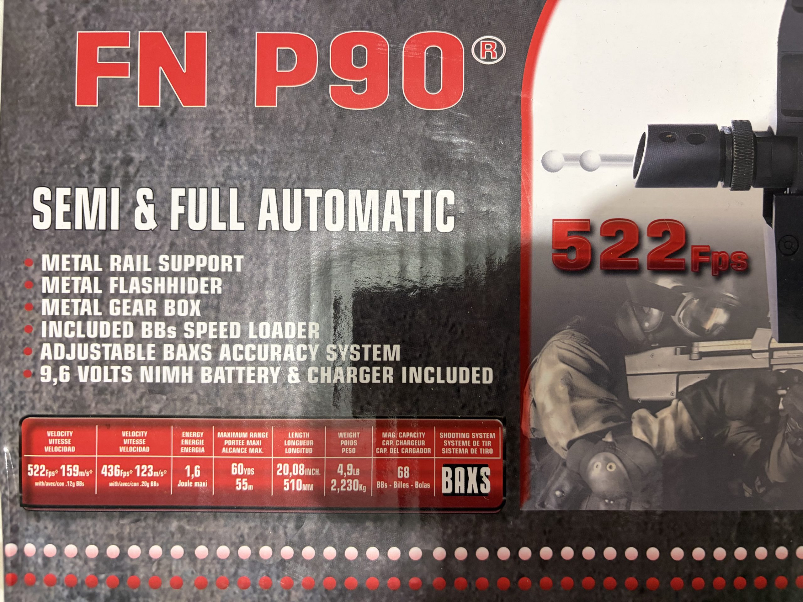 FN P90 avec accessoires et tenue