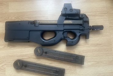 P90 AEG Taiwangun + Acetech Lighter S + réplique EOTech + 3 chargeurs