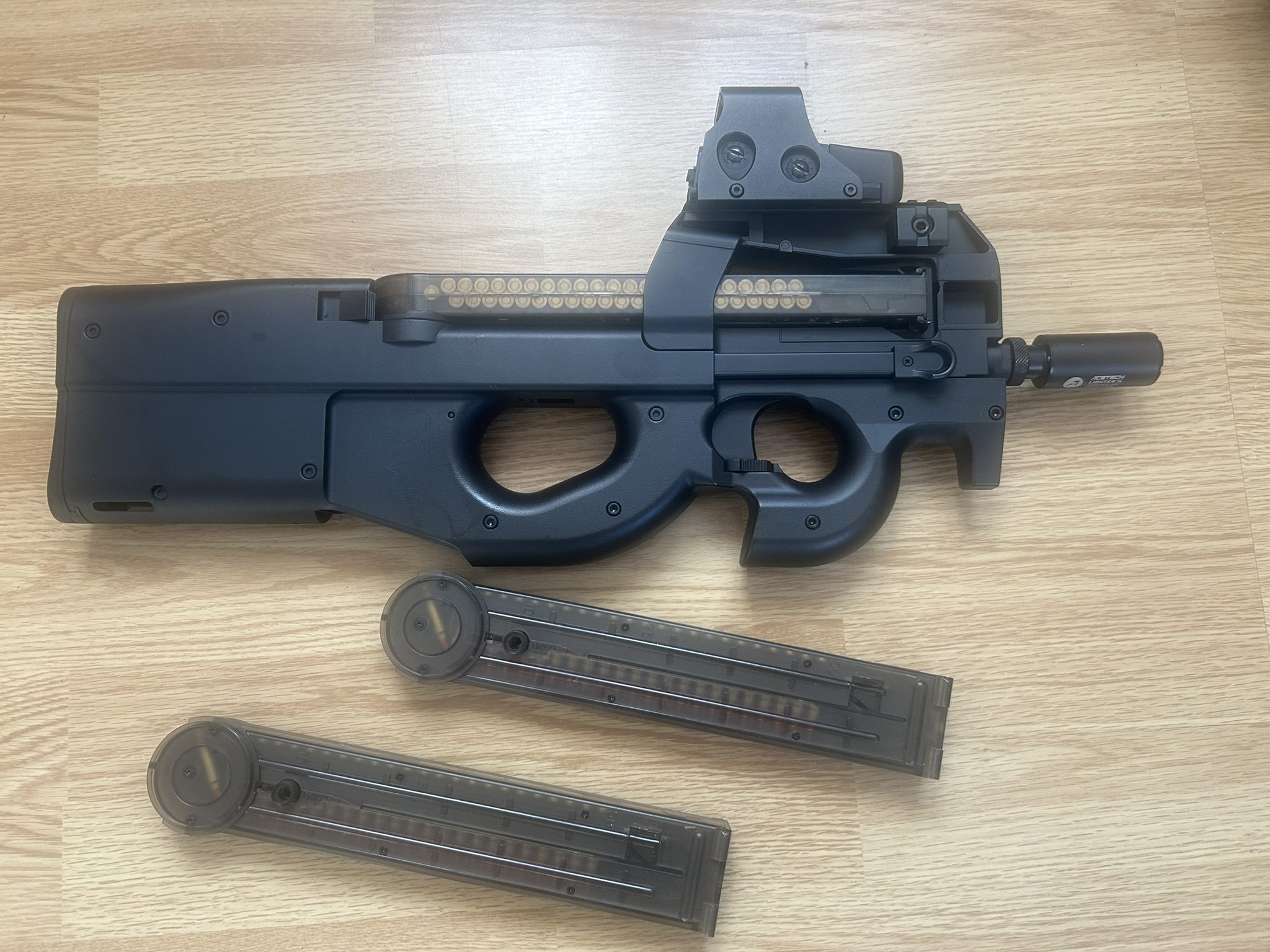 P90 AEG Taiwangun + Acetech Lighter S + réplique EOTech + 3 chargeurs