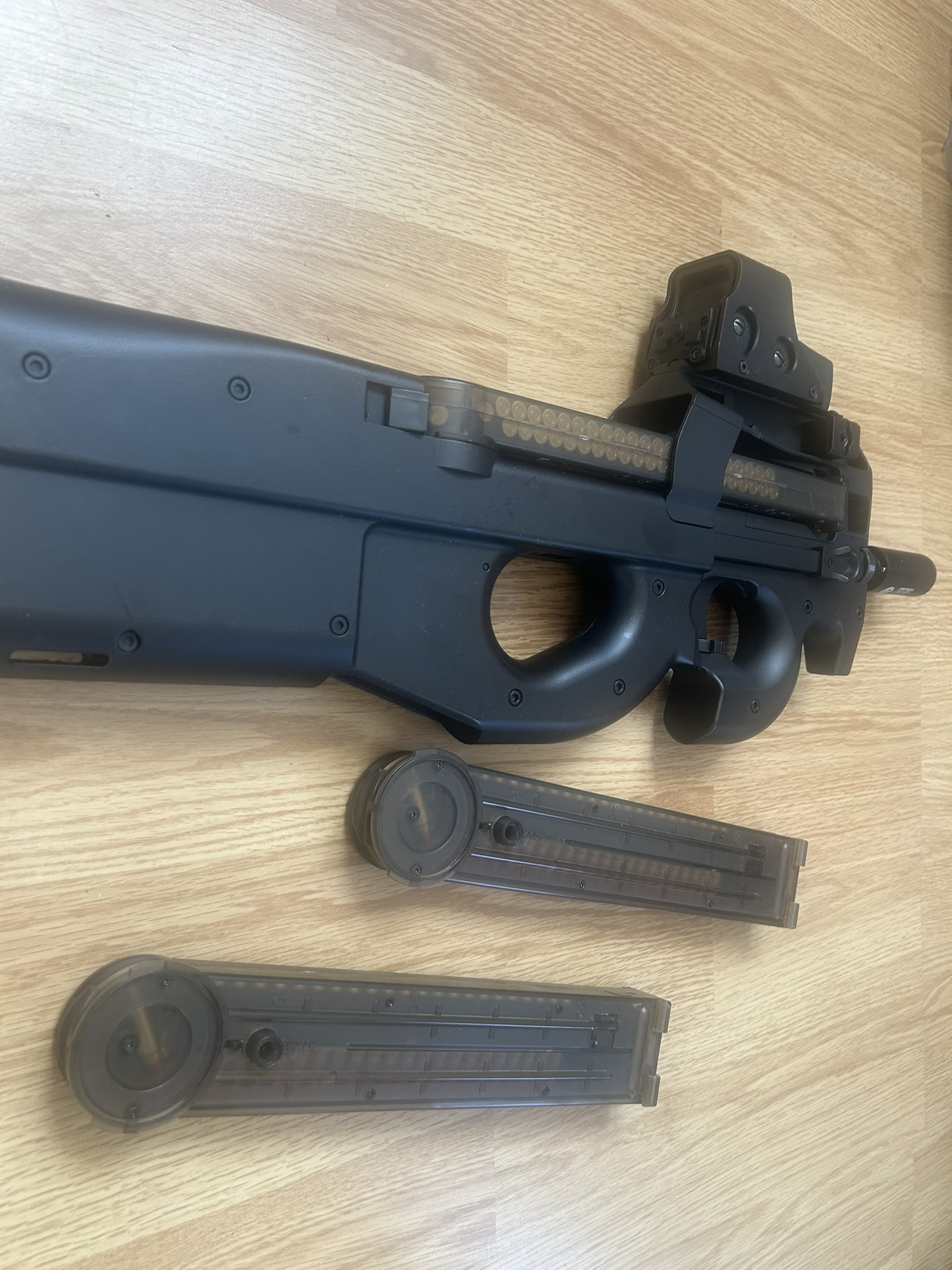 P90 AEG Taiwangun + Acetech Lighter S + réplique EOTech + 3 chargeurs